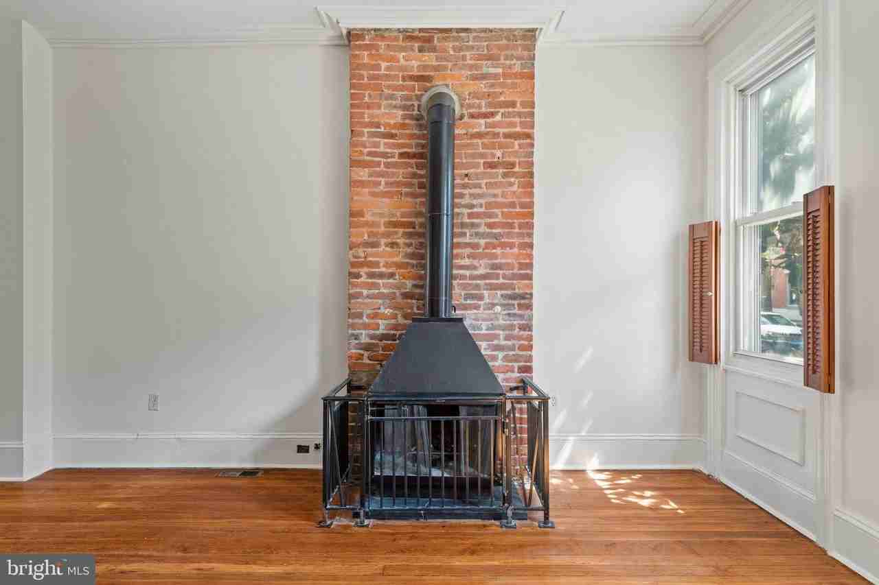 2433 Aspen St - Photo 7 of 37