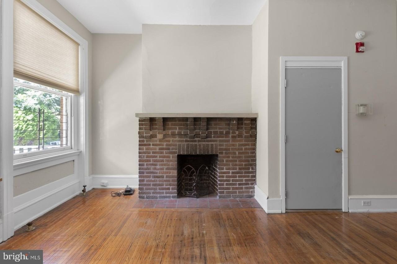 917 S Saint Bernard St #1 - Photo 3 of 29