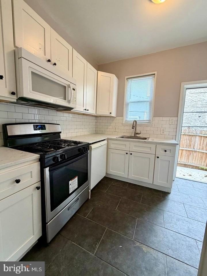 2555 N Hollywood St - Photo 6 of 18