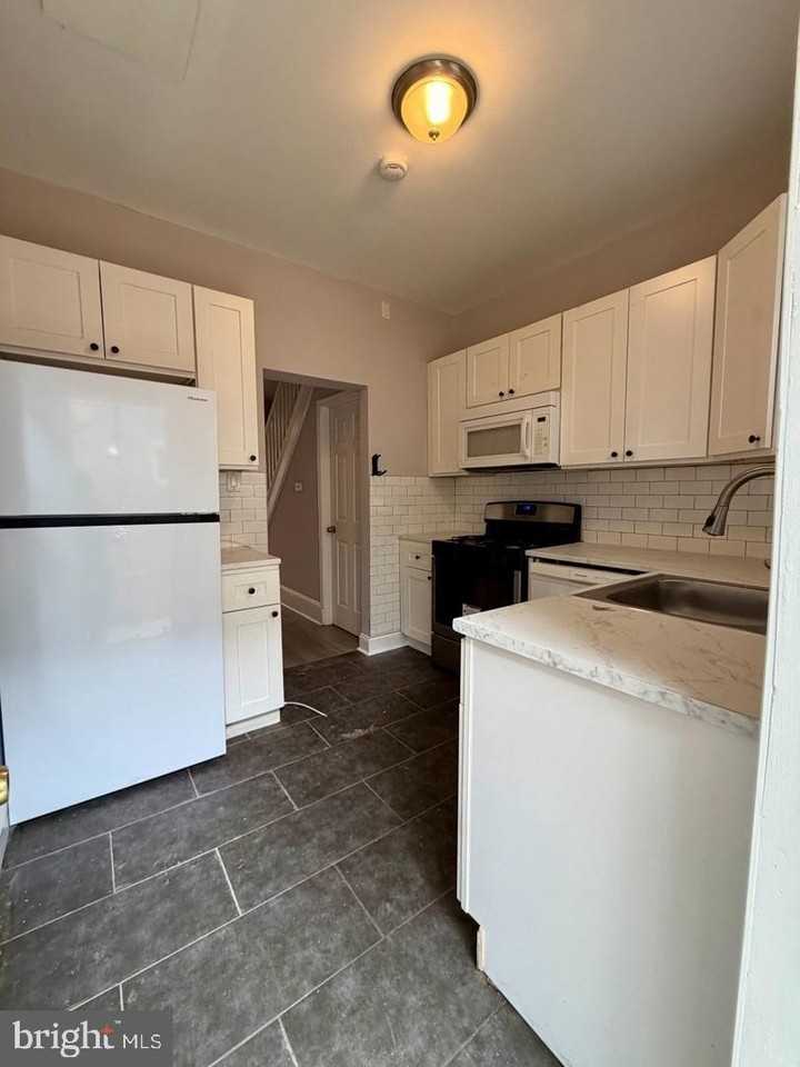 2555 N Hollywood St - Photo 7 of 18
