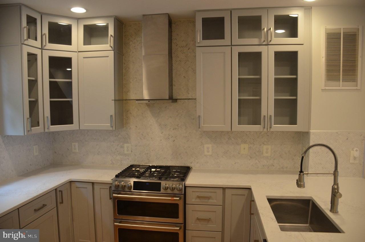 708 N Henry St - Photo 4 of 50