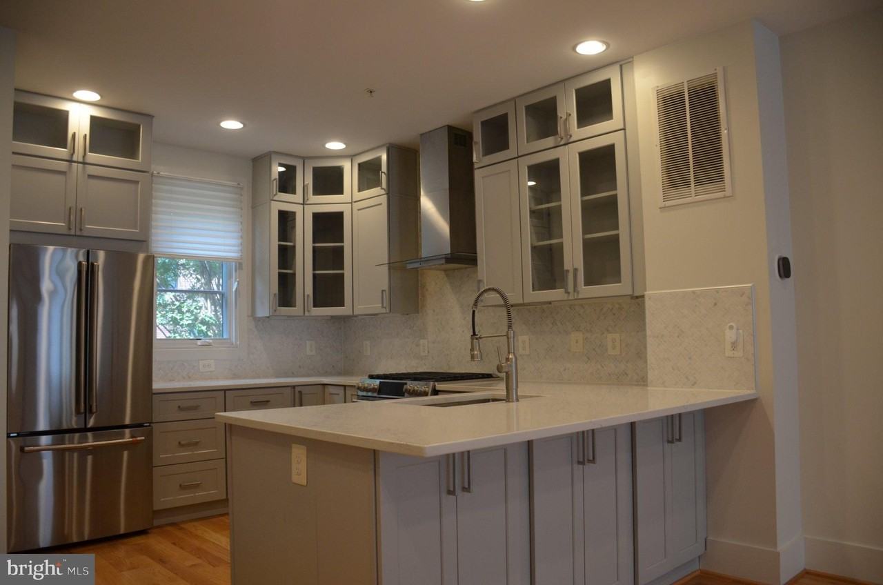 708 N Henry St - Photo 5 of 50