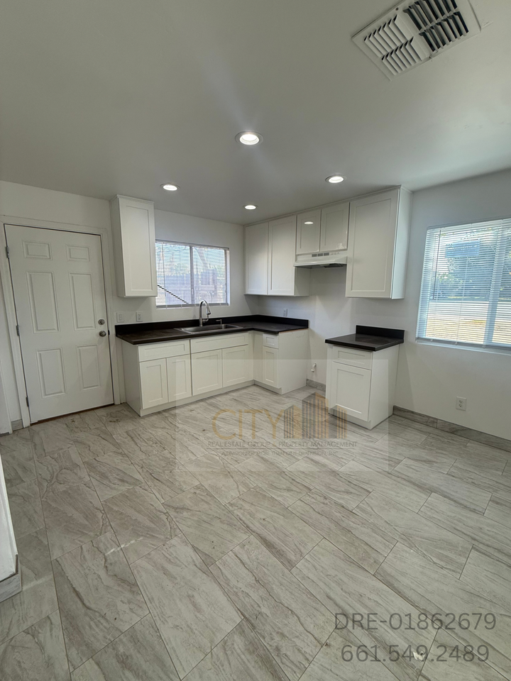 316 S Oswell St #A - Photo 5 of 10