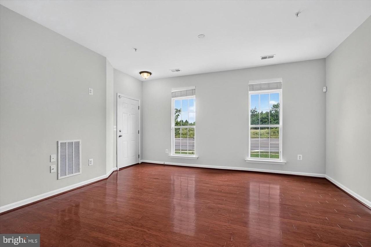 43845 Centergate Dr - Photo 6 of 37