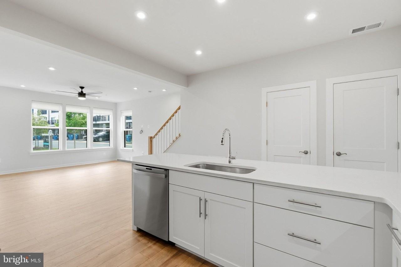 44481 Wolfhound Sq - Photo 6 of 37