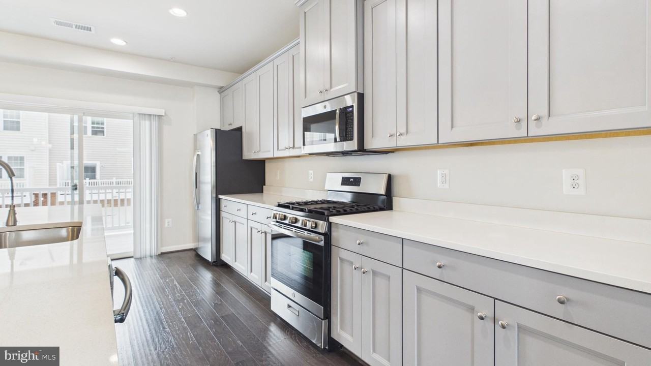 10068 Market St - Photo 7 of 50