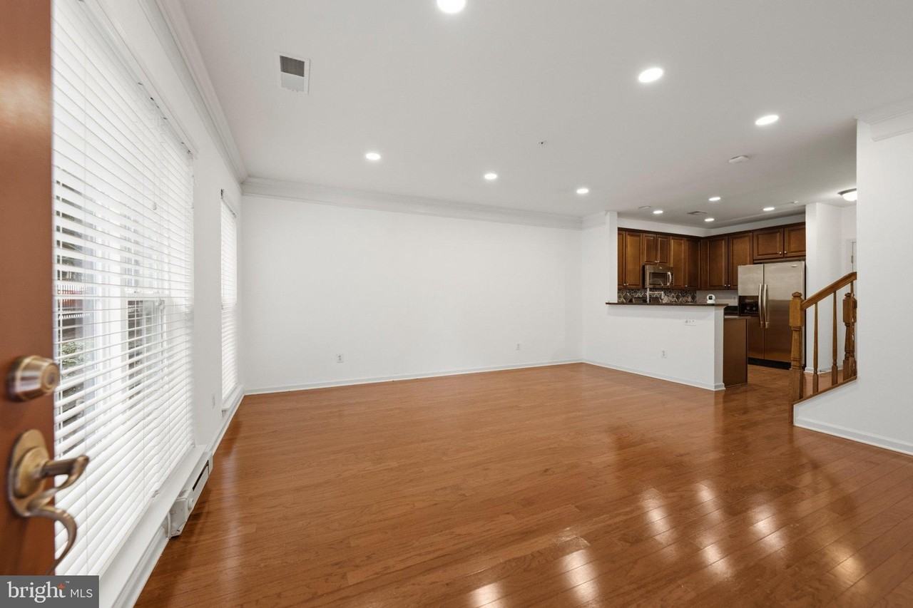 15259 Leicestershire St - Photo 3 of 30