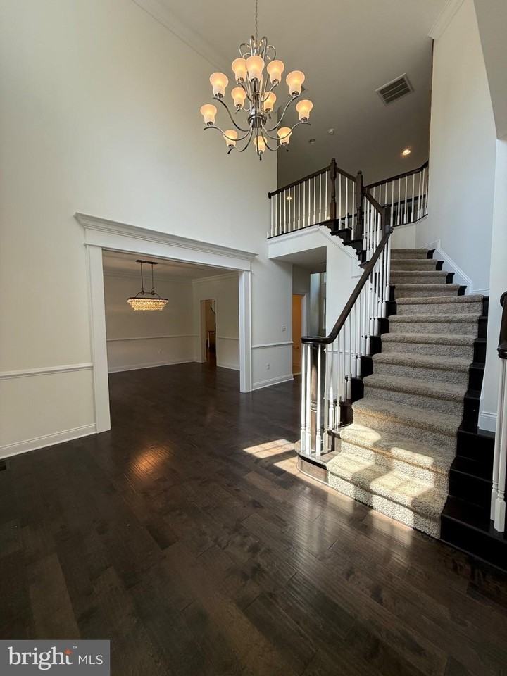 11621 Pine Hollow Ln - Photo 2 of 43
