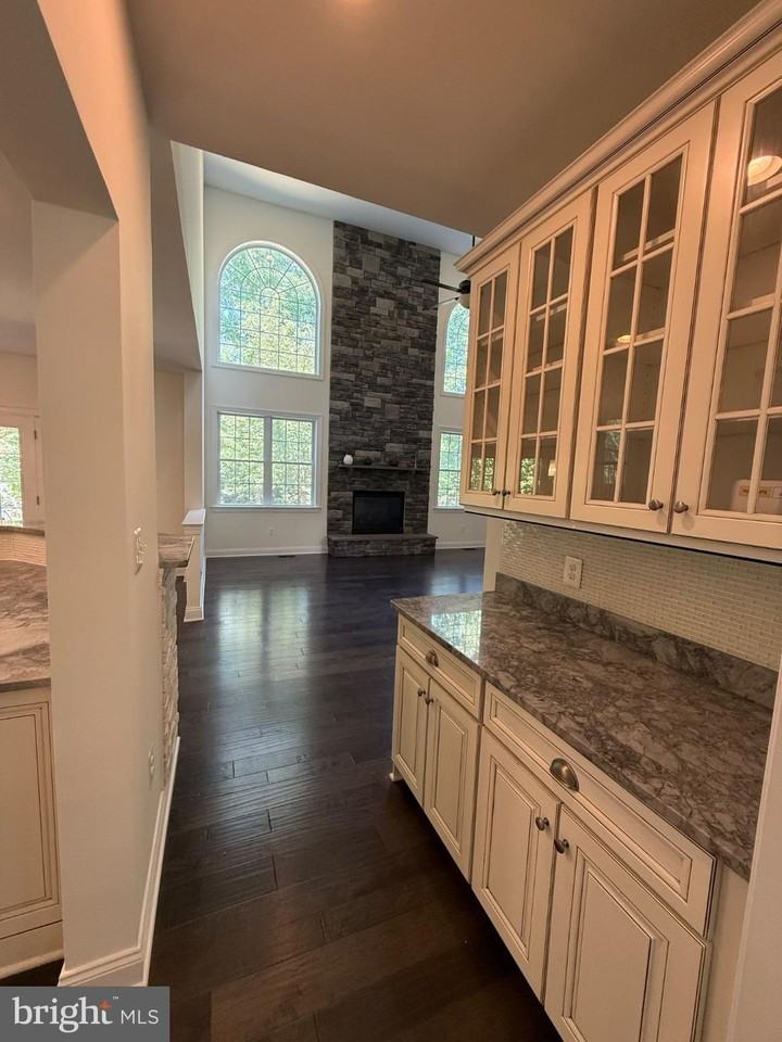 11621 Pine Hollow Ln - Photo 5 of 43