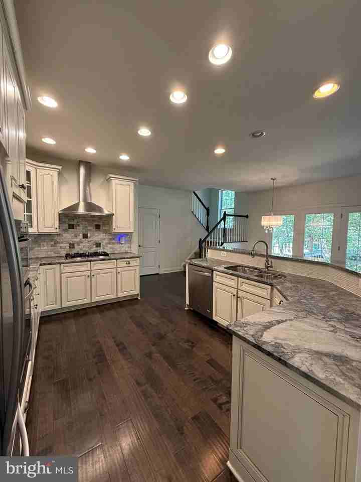 11621 Pine Hollow Ln - Photo 6 of 43