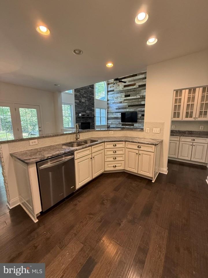 11621 Pine Hollow Ln - Photo 7 of 43