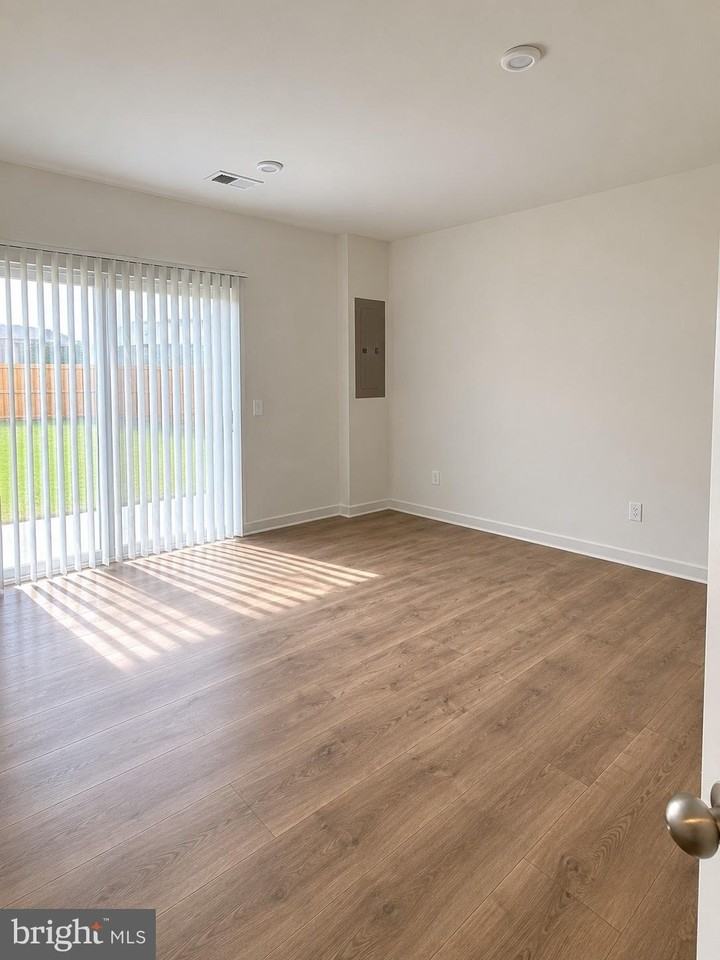 402 Honeyberry Ln - Photo 4 of 9