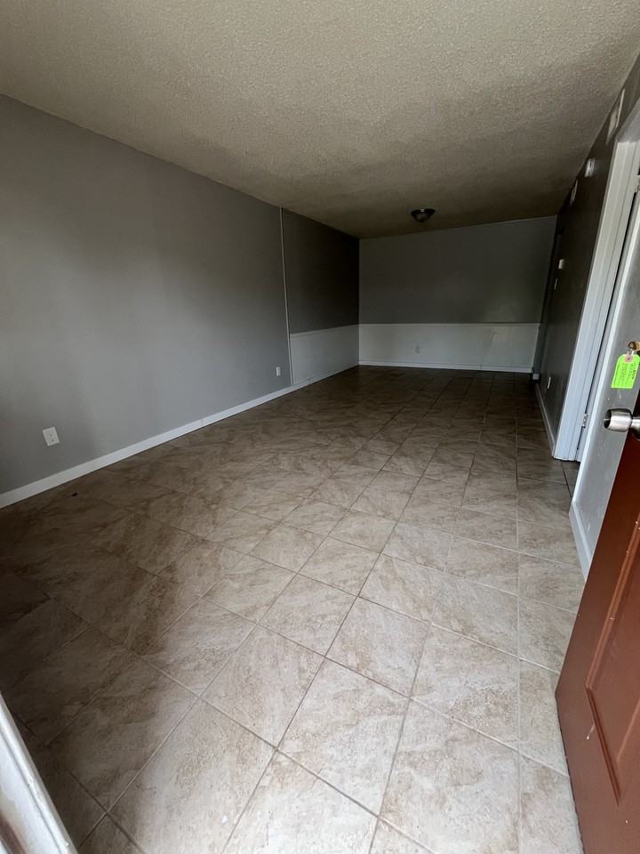 1015 Wells Cir #34 - Photo 3 of 9