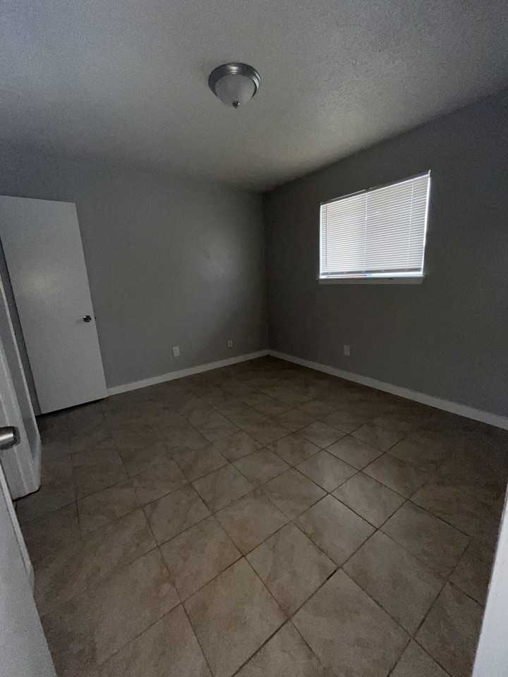 1015 Wells Cir #34 - Photo 7 of 9