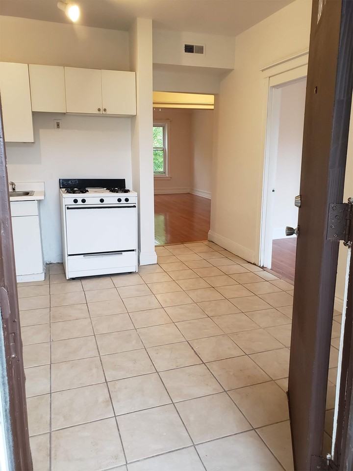 905 W 76th St #905-2 - Photo 4 of 10