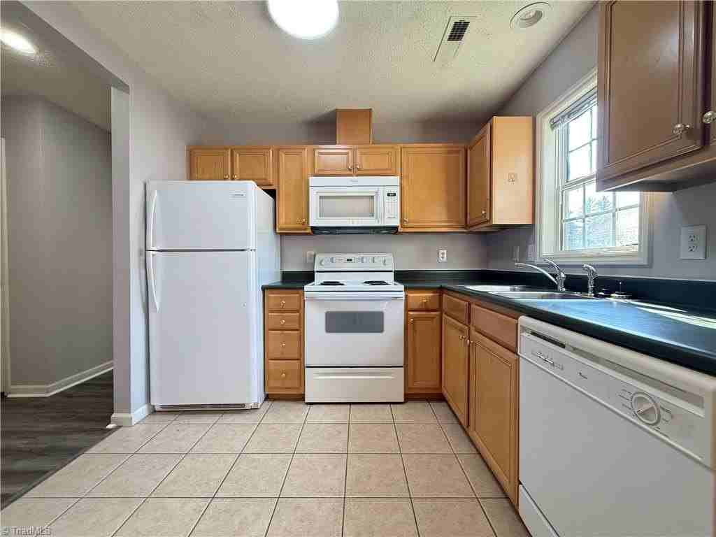 172 Cameron Way Cir - Photo 2 of 18
