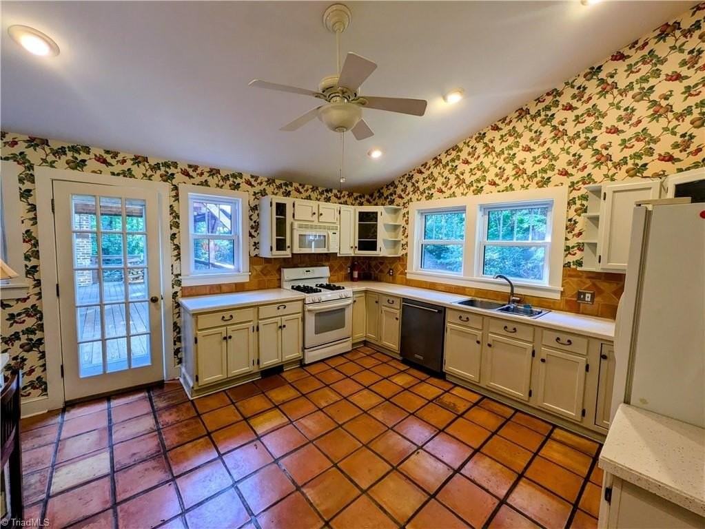 1540 Yadkinville Rd - Photo 6 of 34