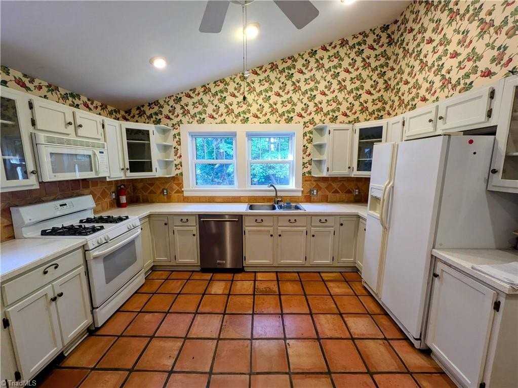 1540 Yadkinville Rd - Photo 7 of 34