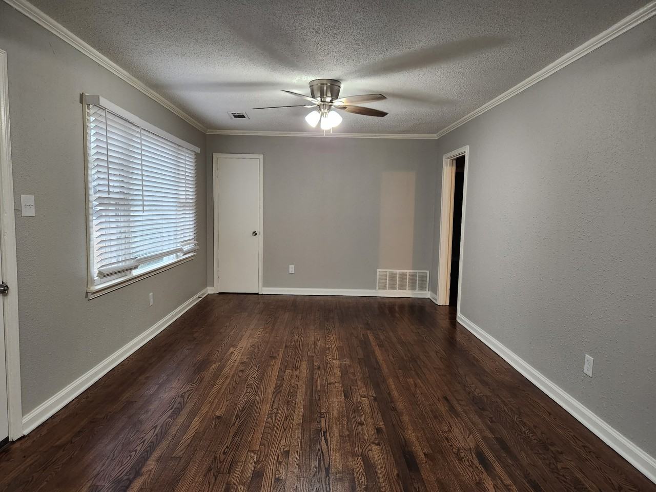 866 Colonial Rd #1 - Photo 3 of 13