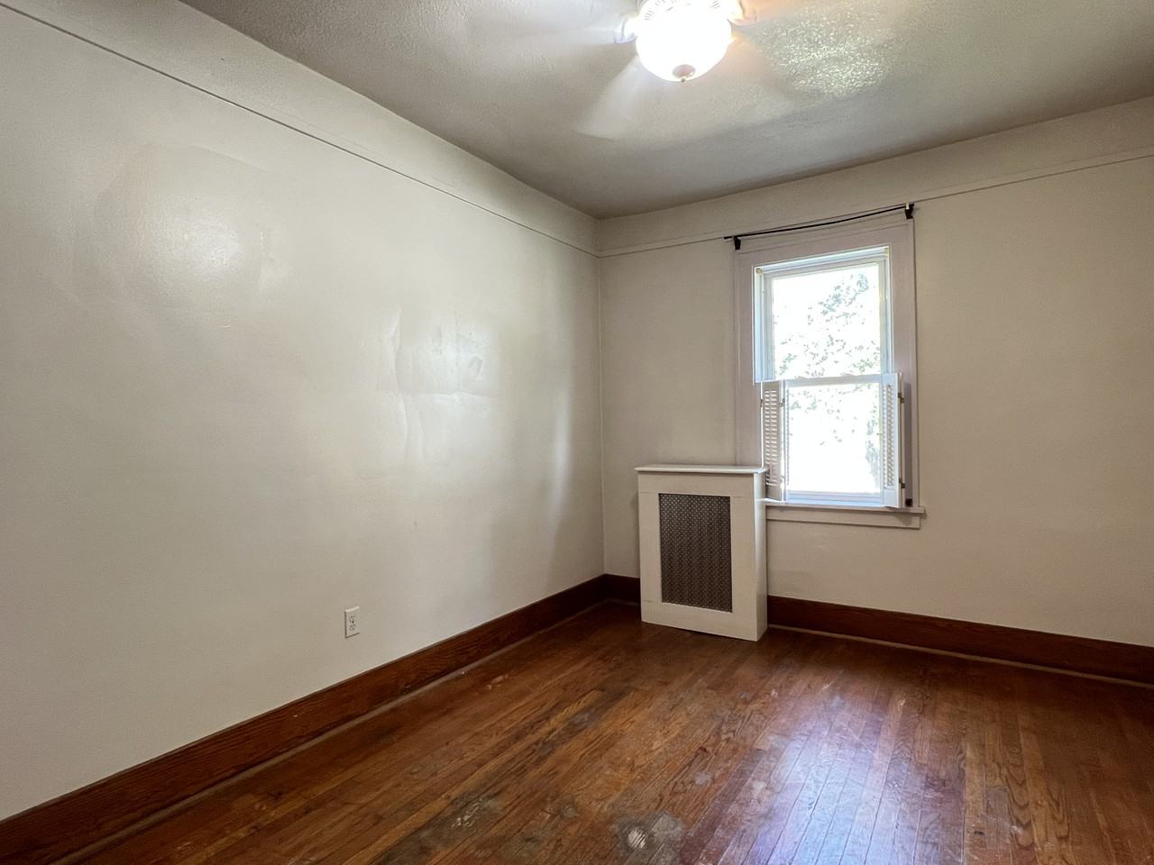 1550 W 3rd St #1 - Photo 7 of 10