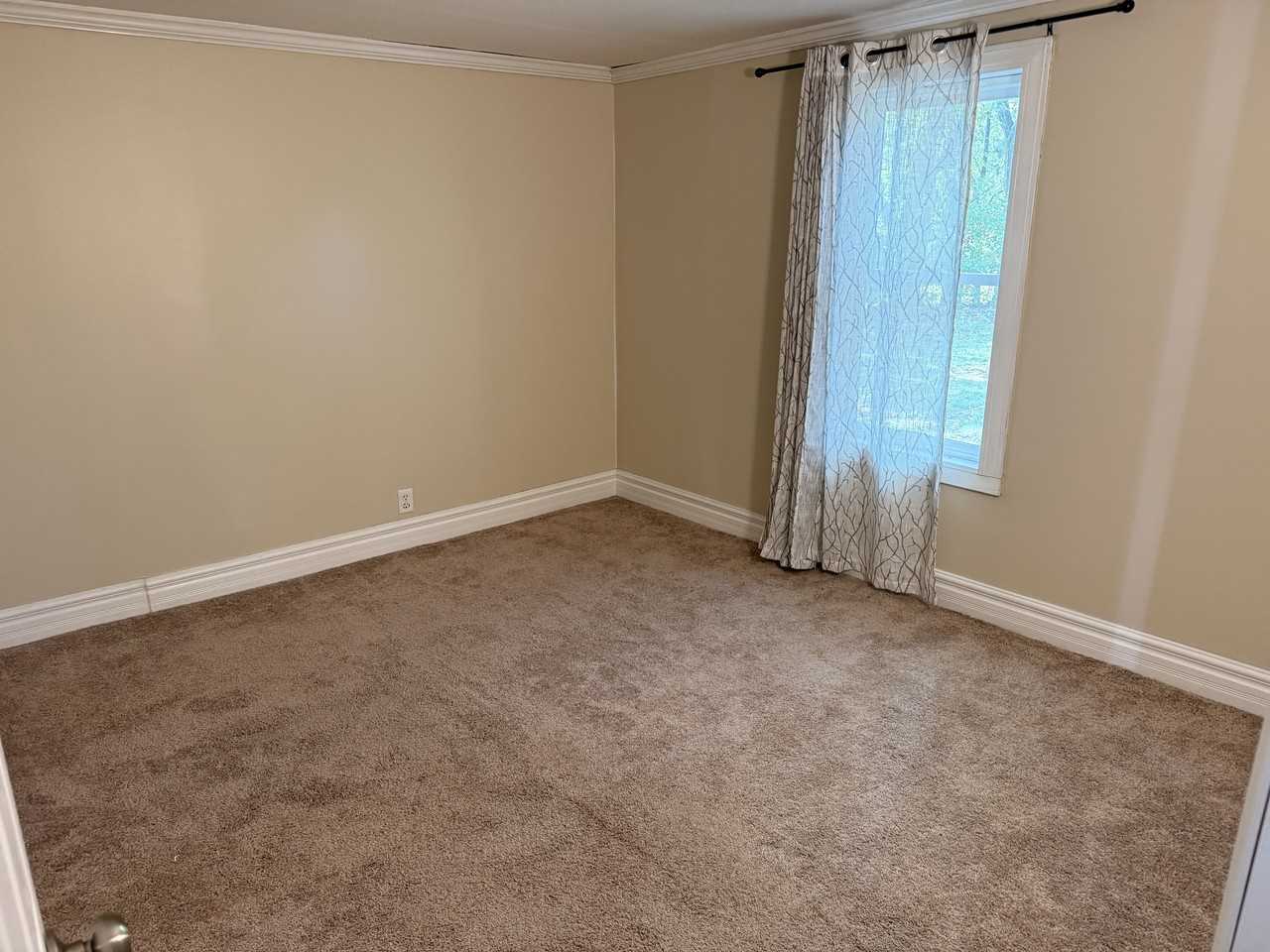 814 Owens St N #1 - Photo 6 of 9