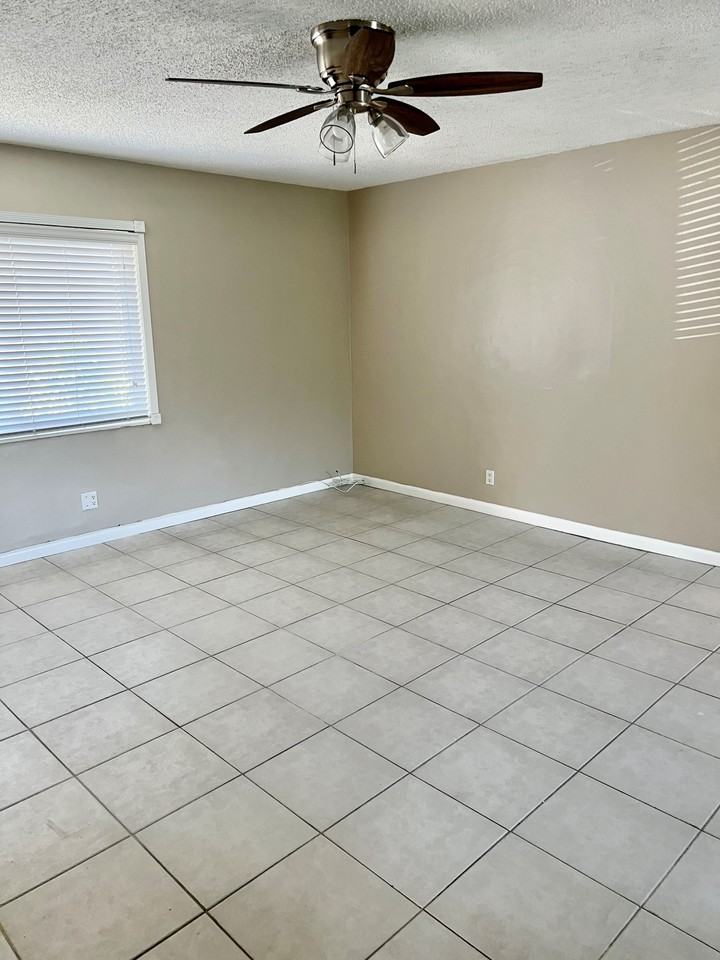 1410 NE 10TH AVEUnit 4 #4 - Photo 2 of 7