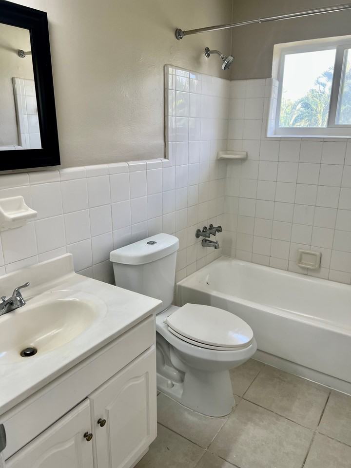 1410 NE 10TH AVEUnit 4 #4 - Photo 3 of 7