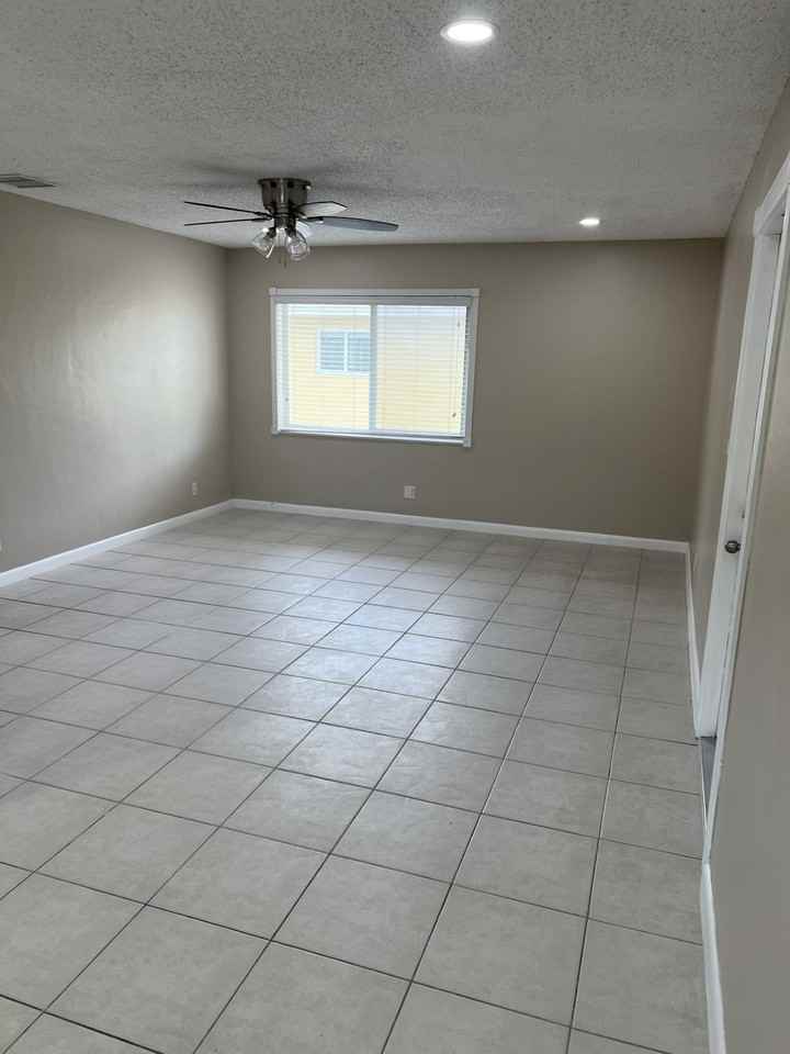 1410 NE 10TH AVEUnit 4 #4 - Photo 4 of 7