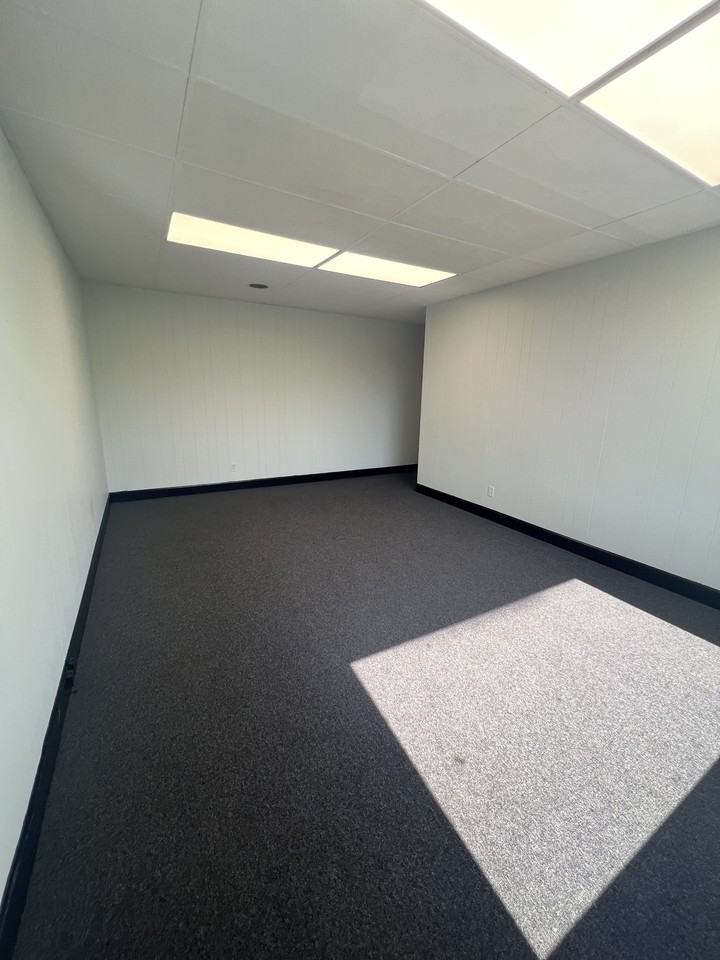 4 1015A Roanoke Ave #4 - Photo 3 of 3