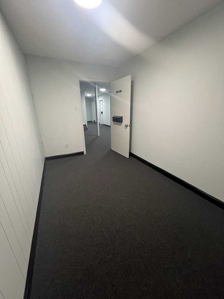 1015 Roanoke Ave #7 - Photo 3 of 3