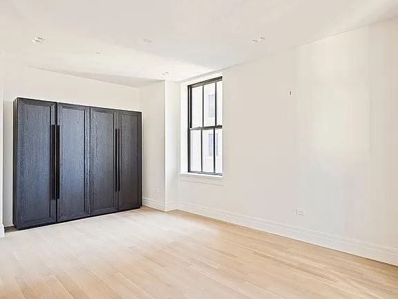 101 Barclay St Lbby - Photo 2 of 3