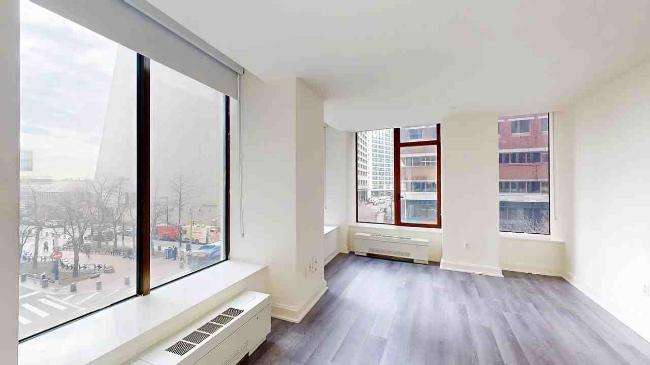 11 Hanover Sq - Photo 2 of 3