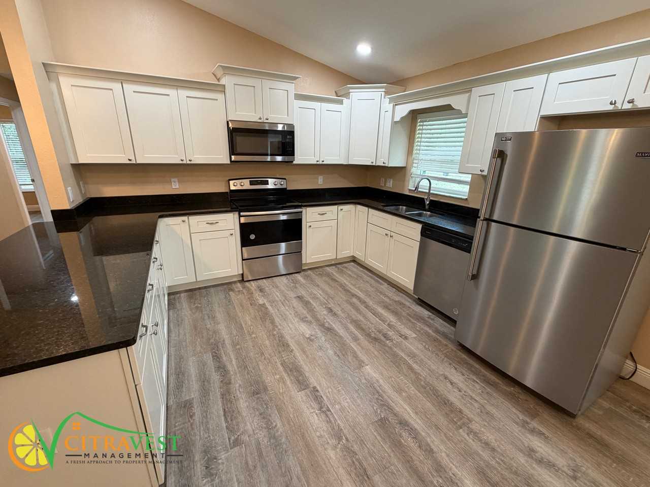 9121 N Hammond Way - Photo 3 of 15