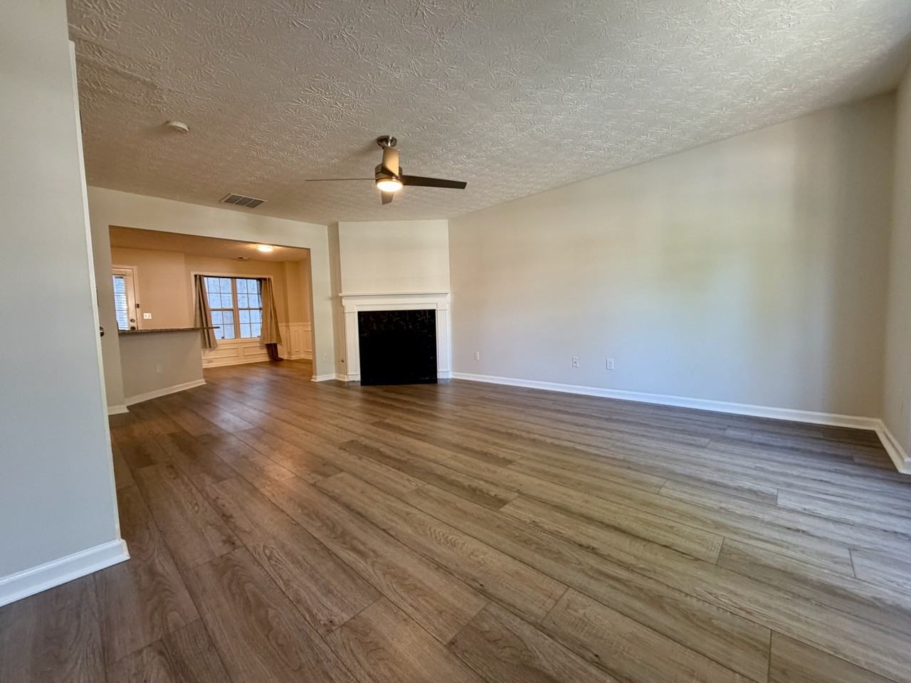 2084 Manhattan Pkwy - Photo 5 of 50