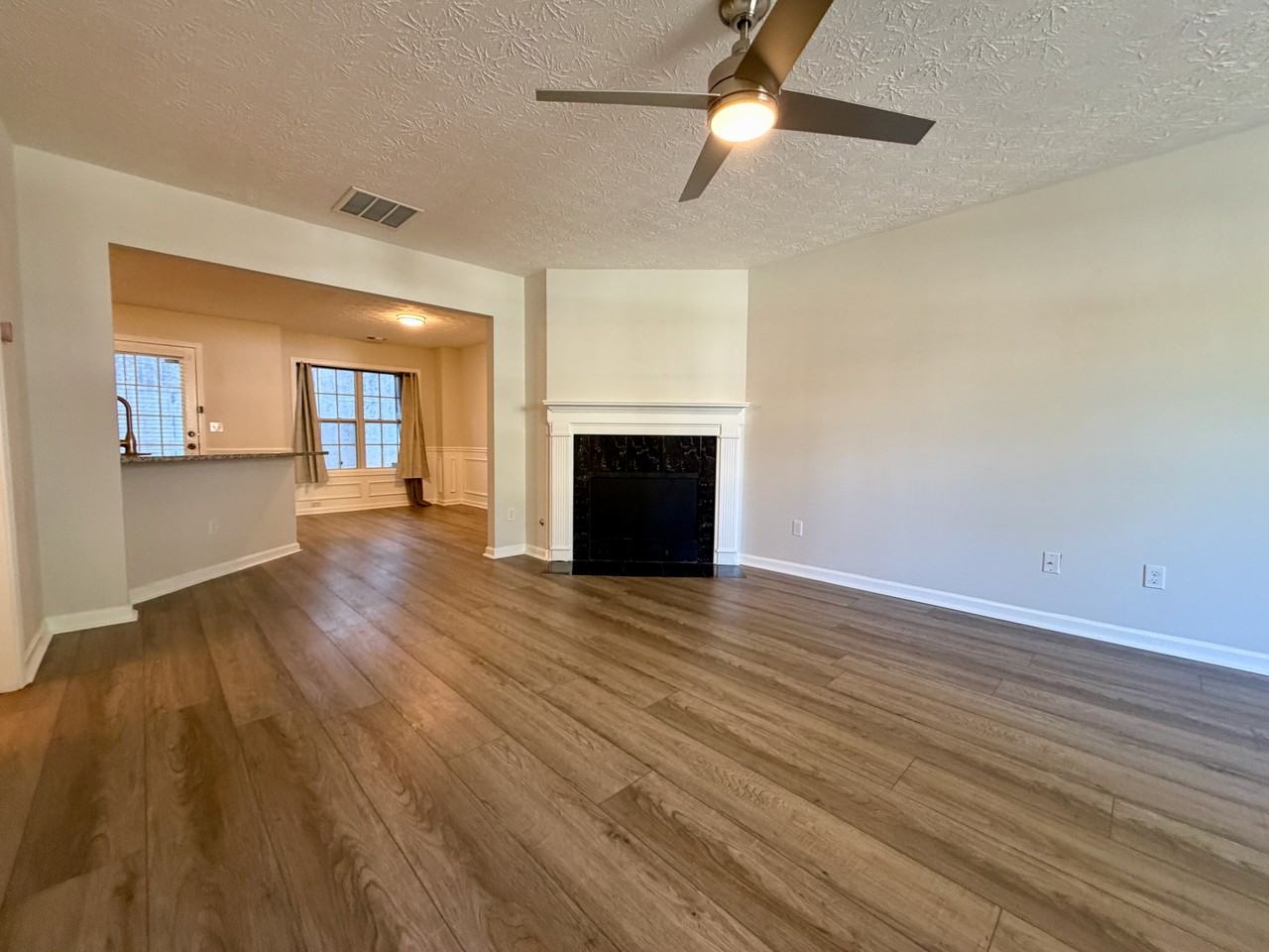 2084 Manhattan Pkwy - Photo 6 of 50