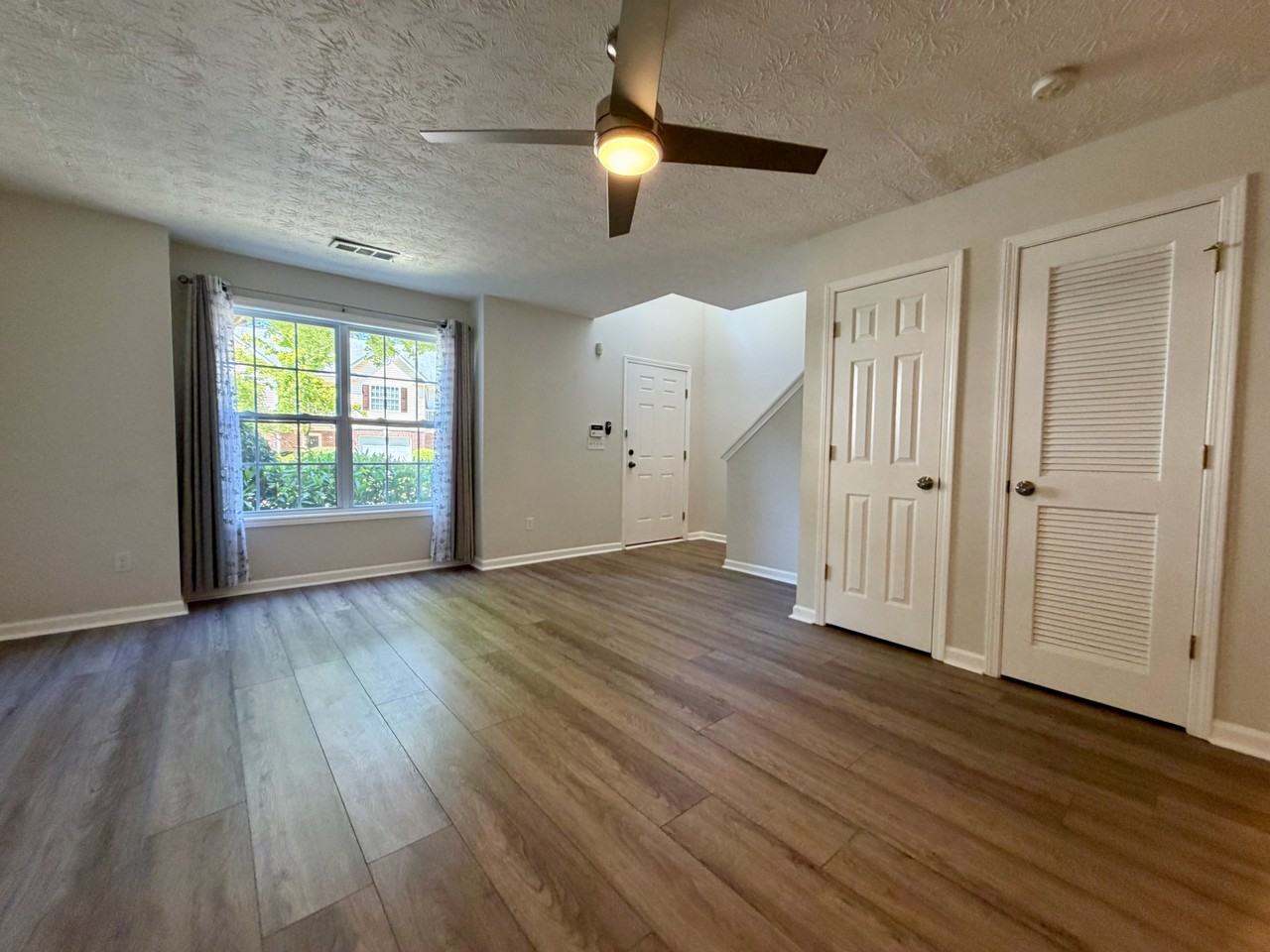 2084 Manhattan Pkwy - Photo 7 of 50