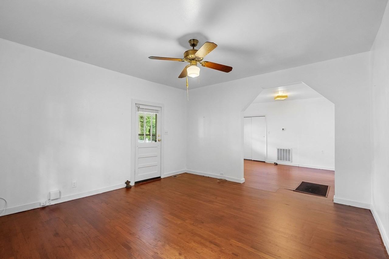 5804 Leslie Ave - Photo 4 of 27