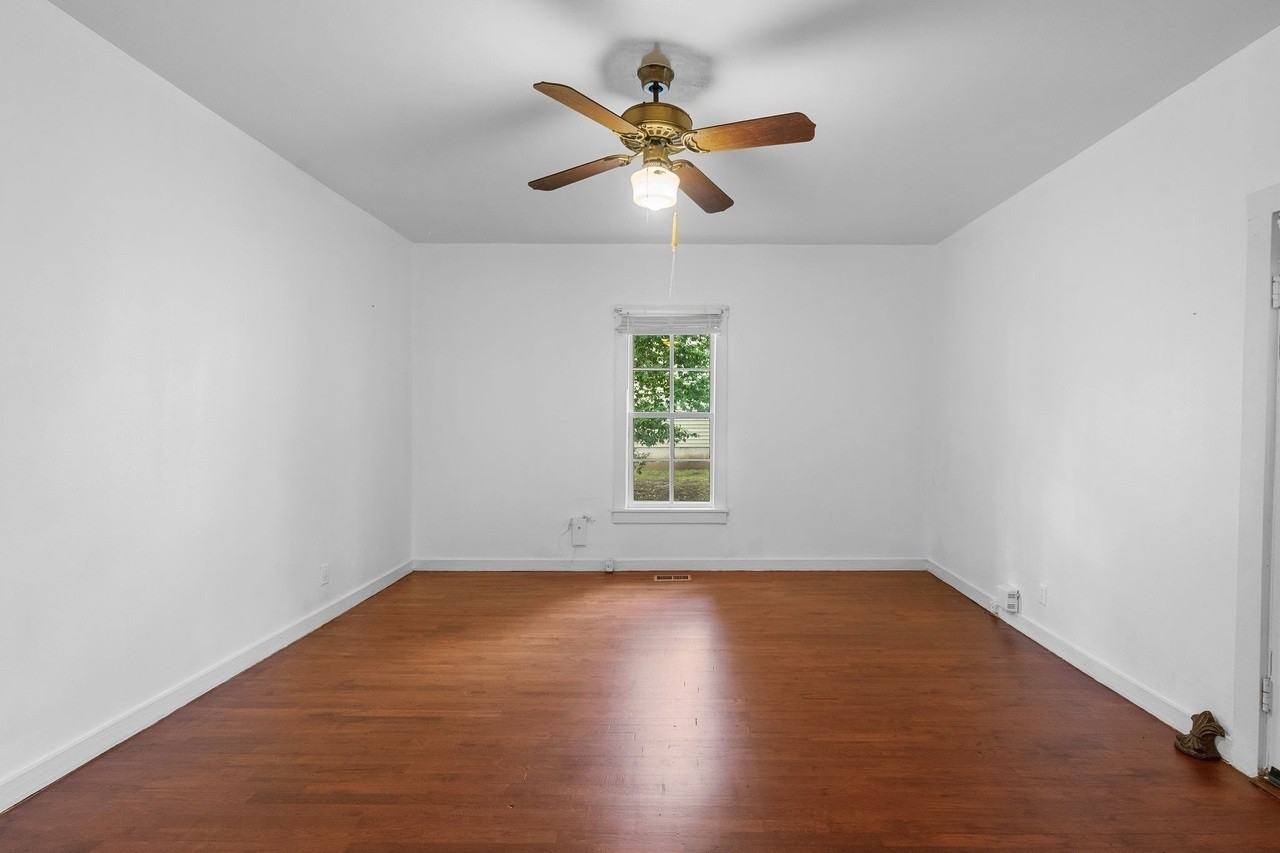 5804 Leslie Ave - Photo 6 of 27