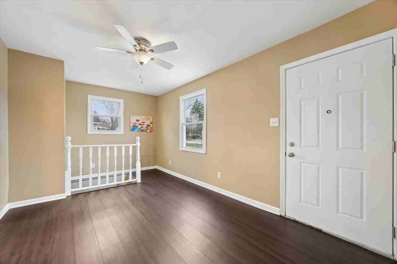 557 Howard Ave - Photo 4 of 15