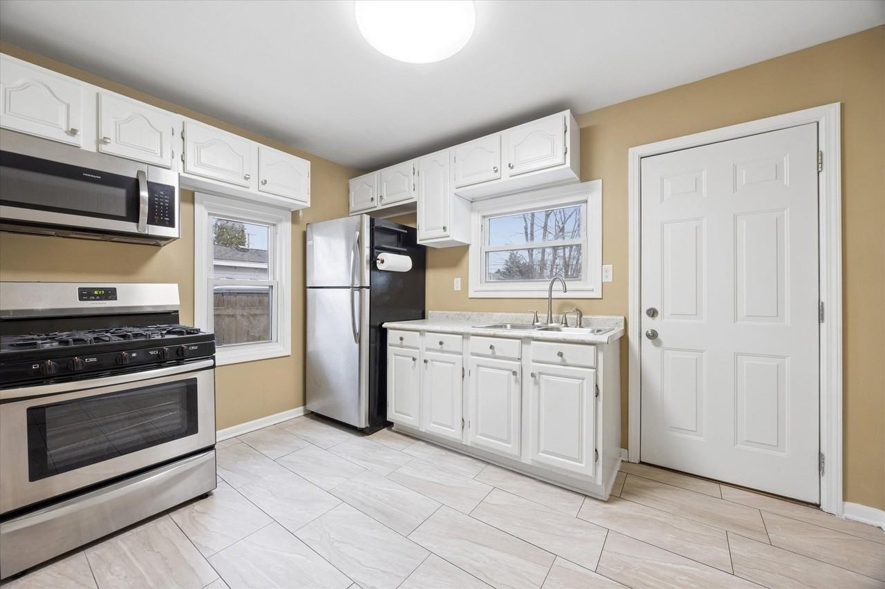 557 Howard Ave - Photo 5 of 15