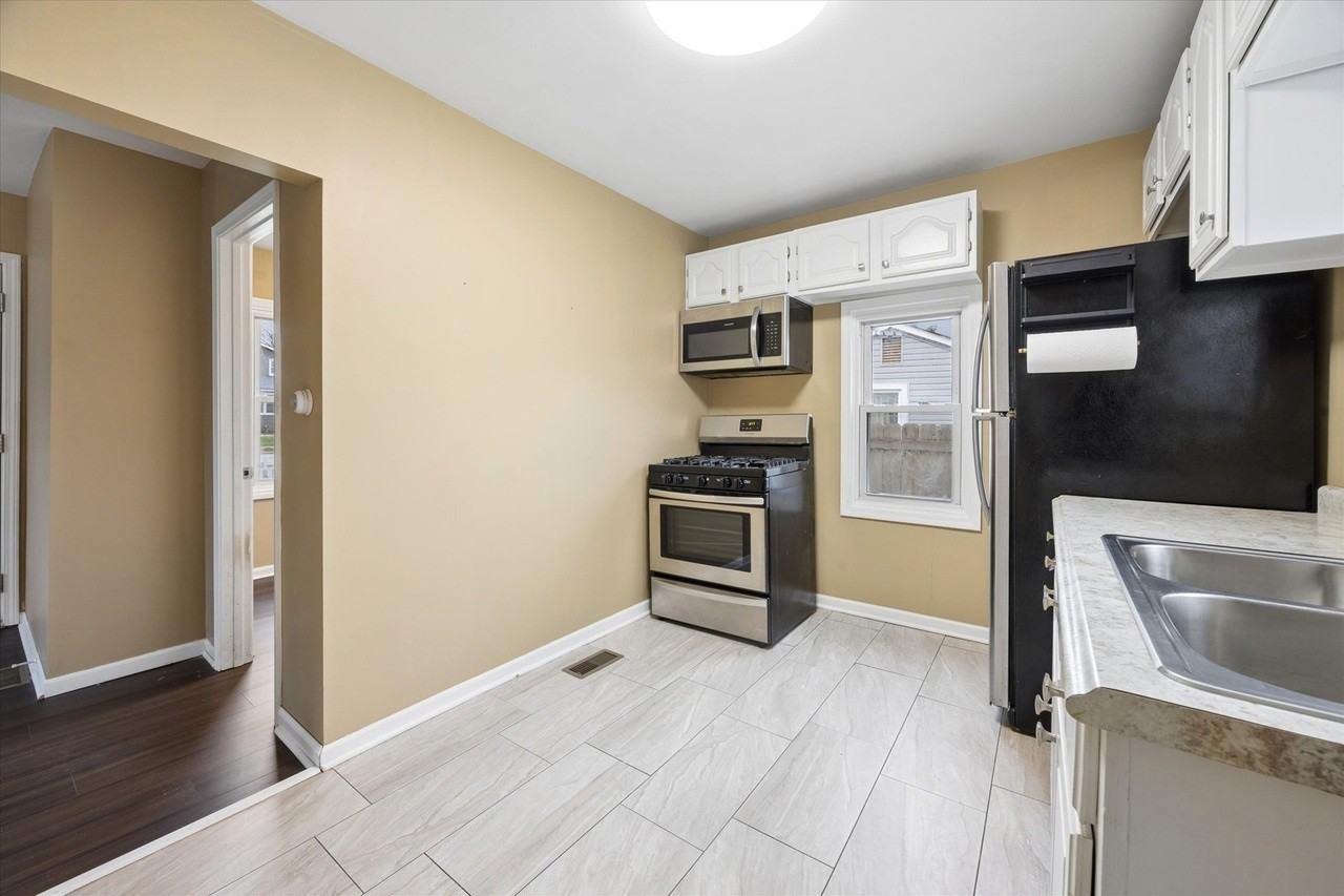 557 Howard Ave - Photo 6 of 15