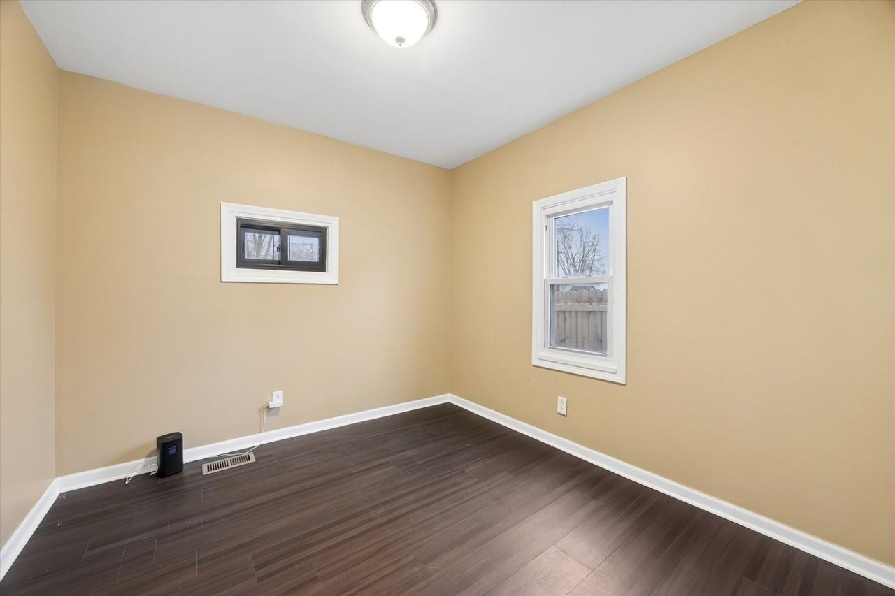 557 Howard Ave - Photo 7 of 15