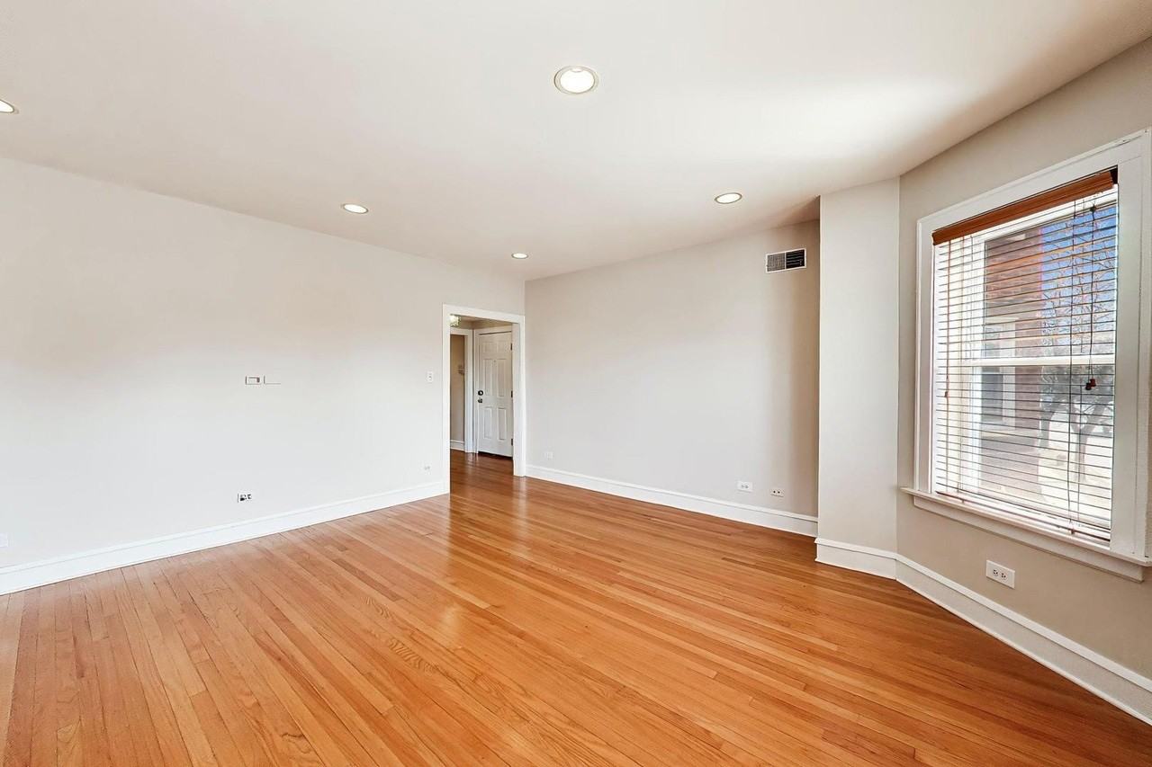 1734 W Foster Ave - Photo 4 of 24