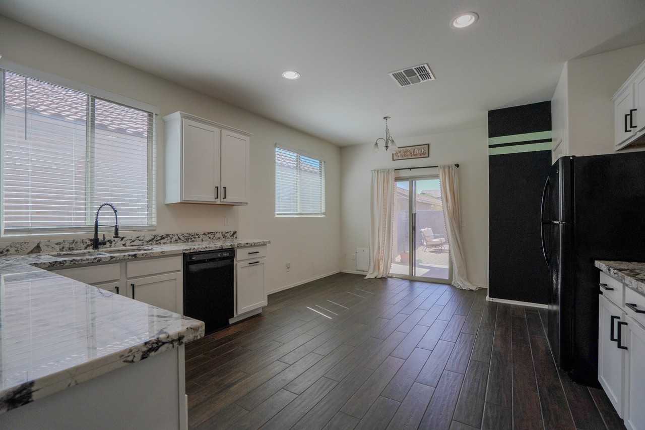 7337 W Magnolia St - Photo 6 of 29