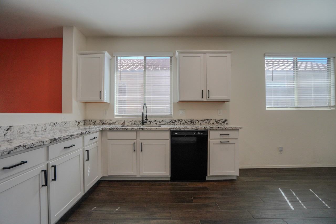 7337 W Magnolia St - Photo 7 of 29