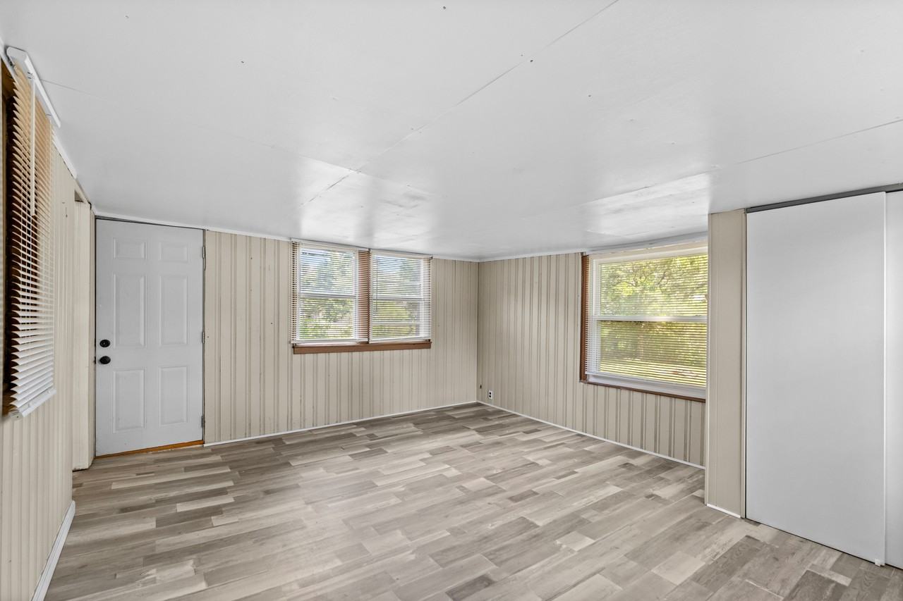 9778 Colony Dr - Photo 4 of 23