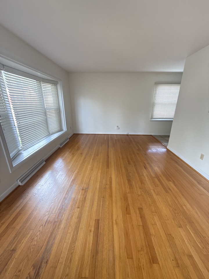 1090 Saint Joseph St - Photo 2 of 11