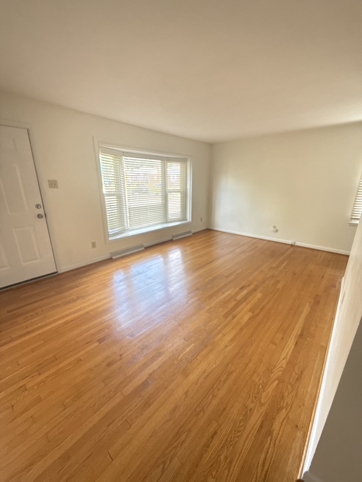 1090 Saint Joseph St - Photo 3 of 11