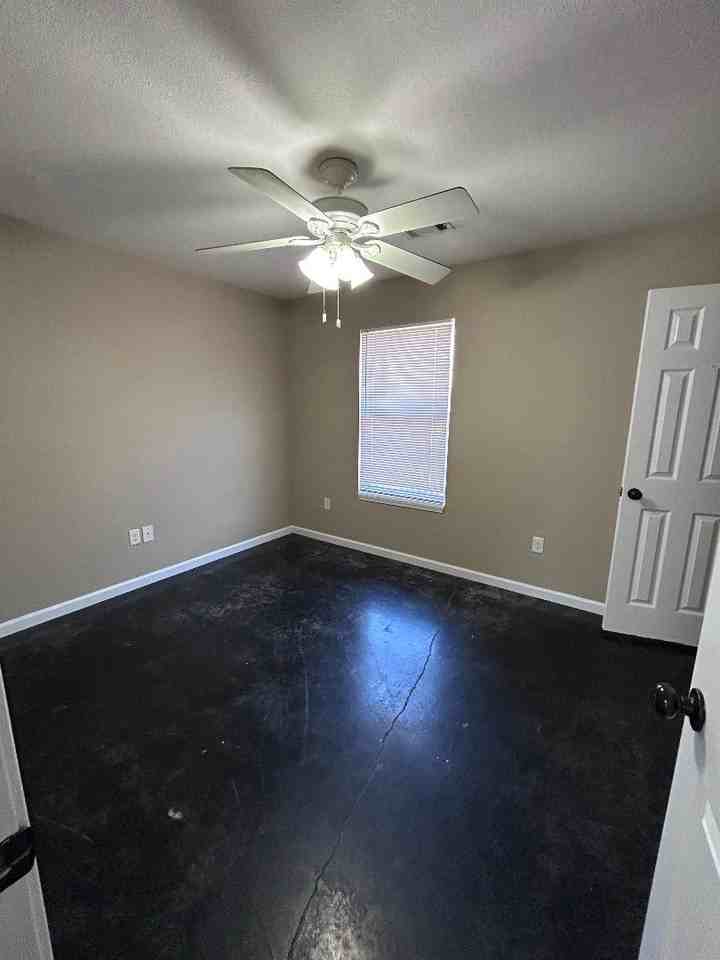2414 Boydston St #B - Photo 4 of 10