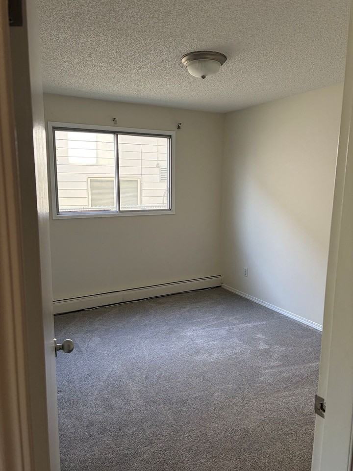 8951 84 Ave Nw - Photo 6 of 10